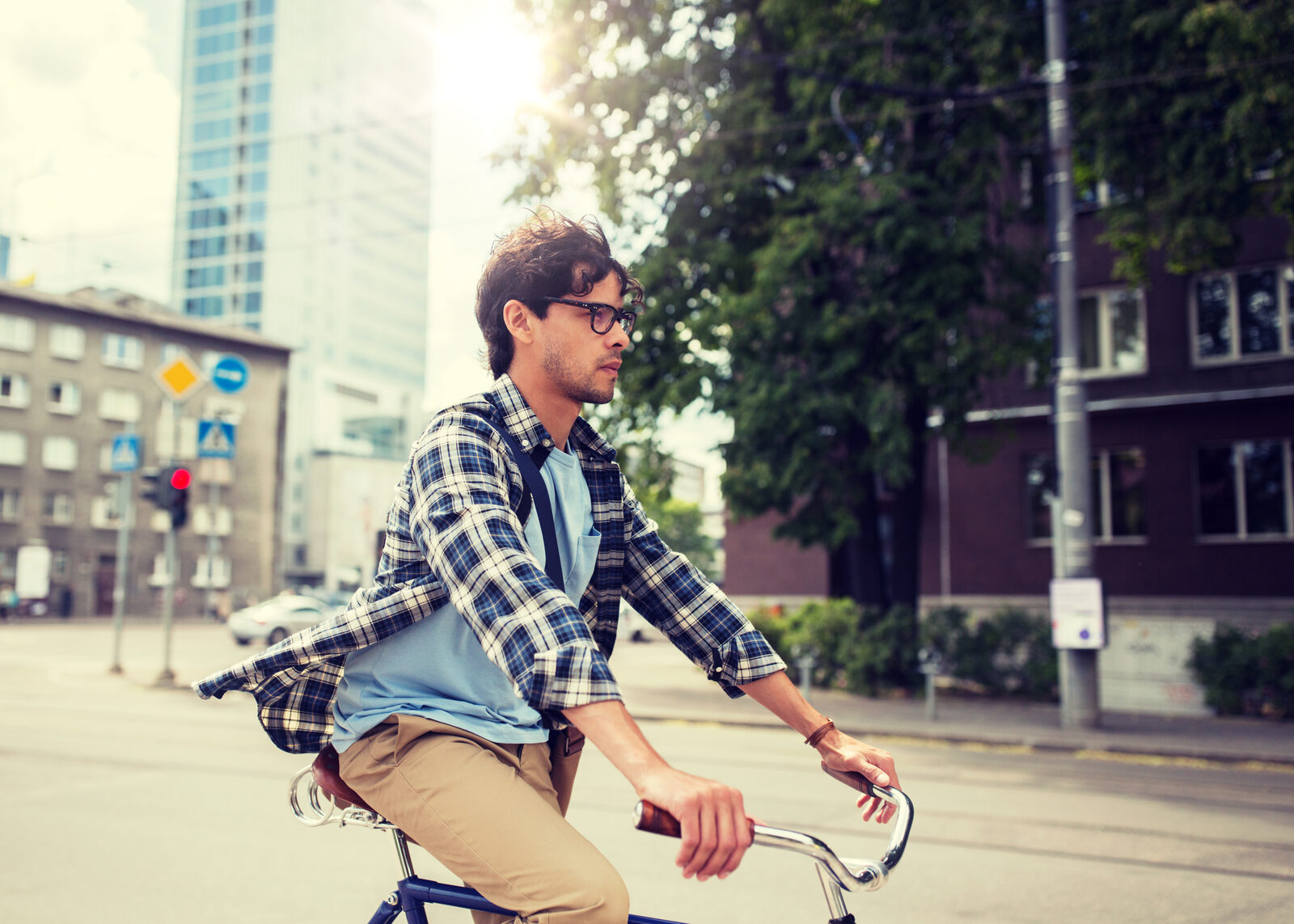 Ein Mann faehrt mit dem Fahrrad durch eine Strasse